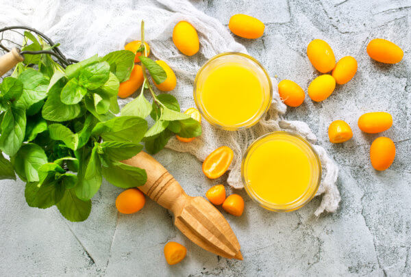 オレンジとオレンジから作ったオレンジジュースを並べた写真